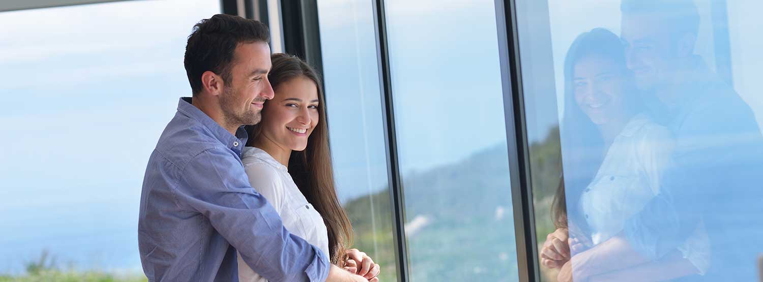 Man en vrouw lachend voor raam