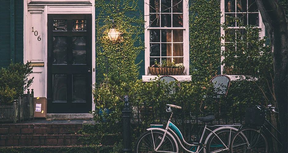 voorkant huis met fiets